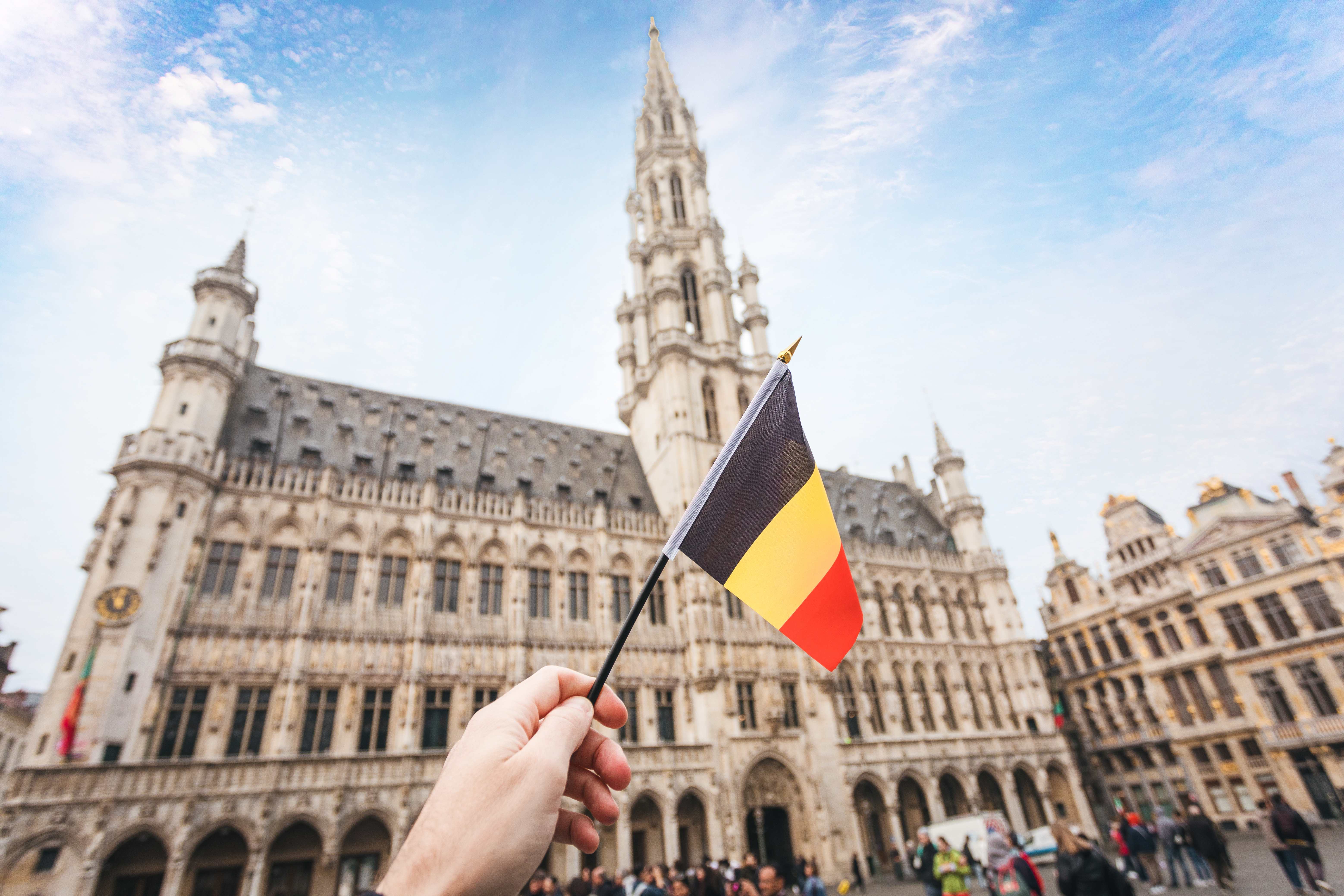 Belgische Flagge vor dem Großen Platz in Brüssel