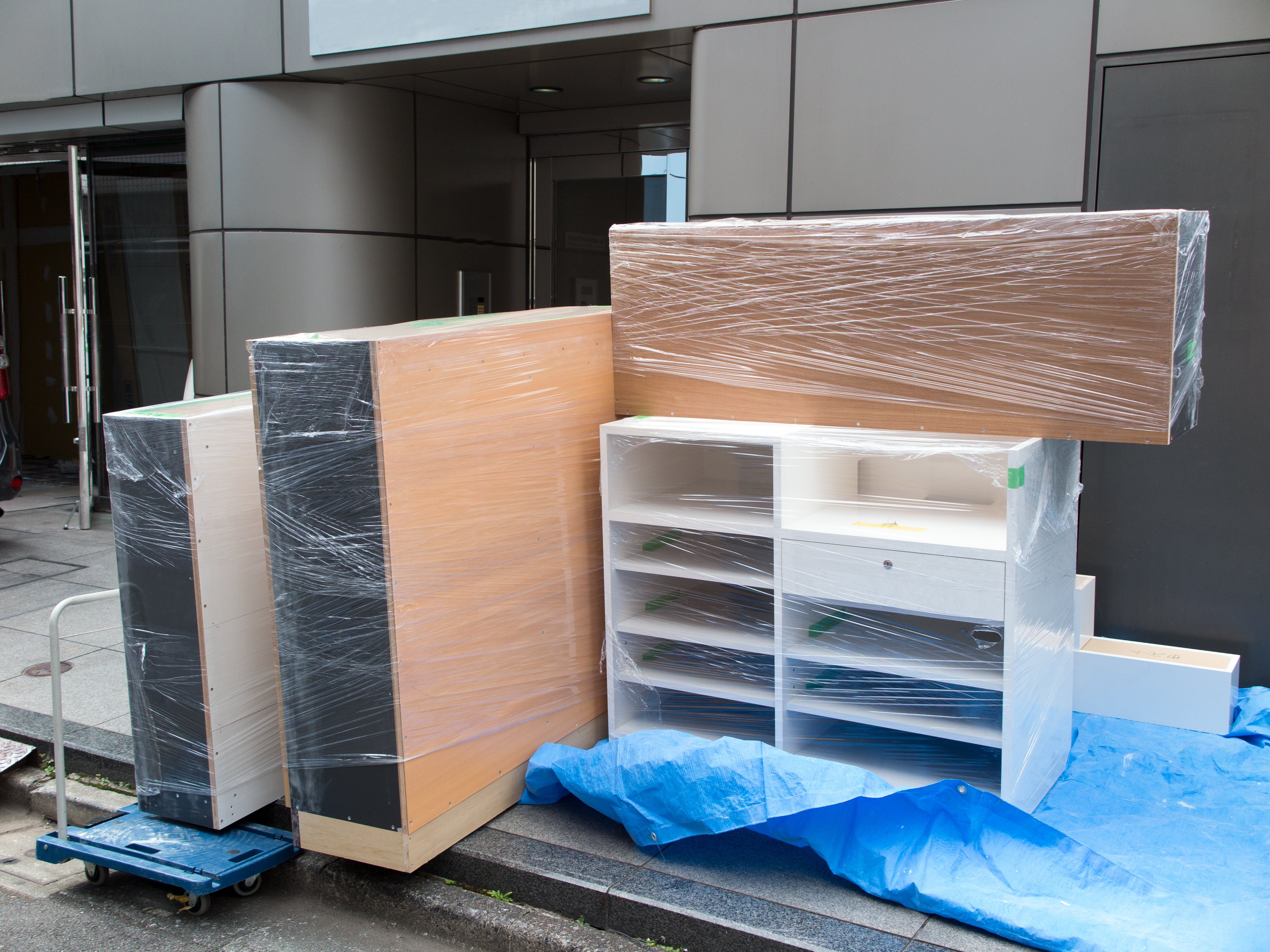 Umzug Berlin Hamburg – Umzugshelfer beim Verladen