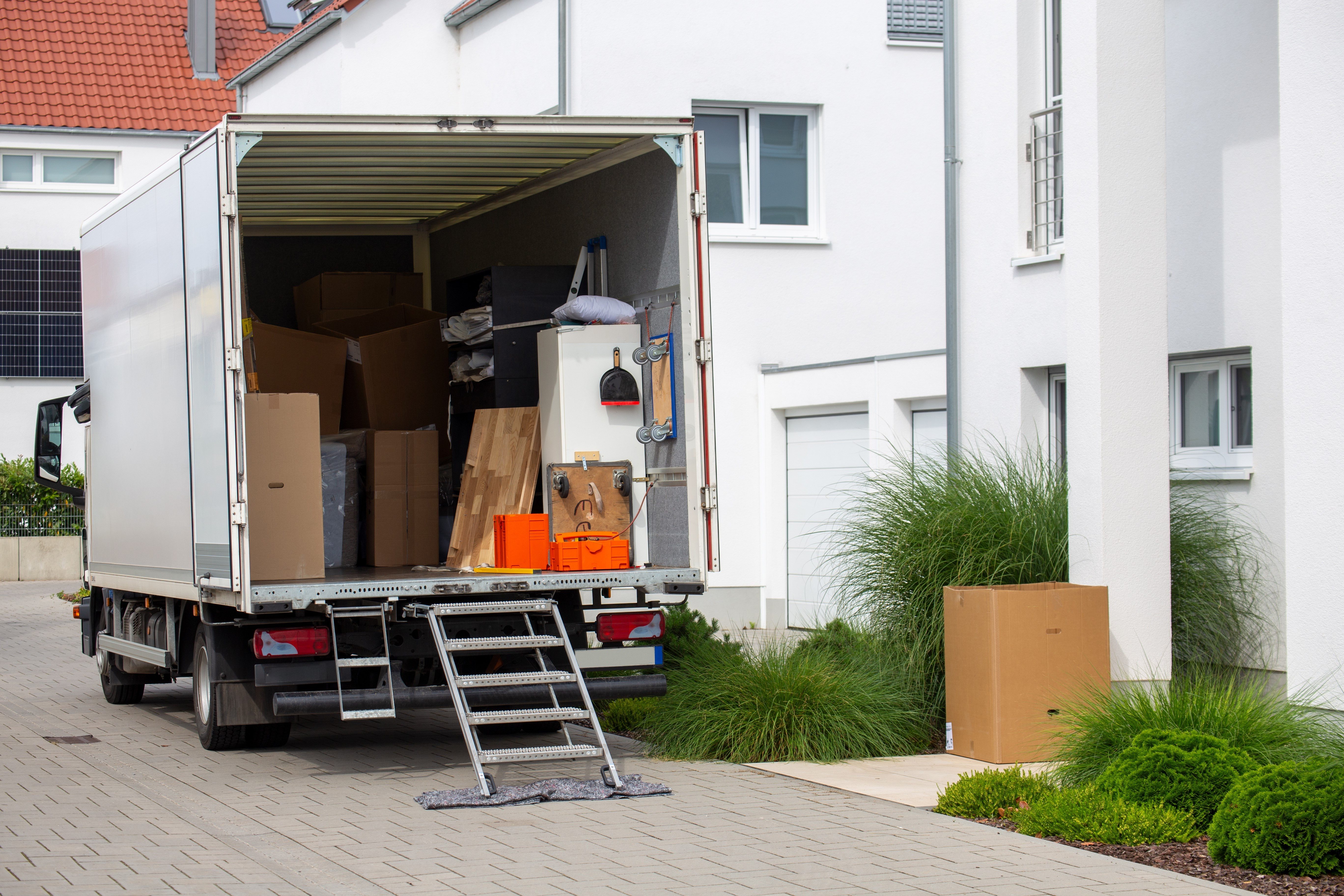 Umzug Berlin Hannover – Umzugshelfer beim Verladen